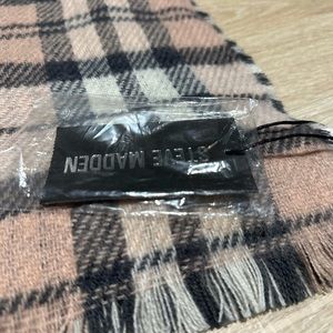 Steve Madden Woman’s new with tag reversible plaid scarf